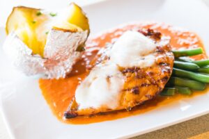 Salmón al horno con verduras y yogur