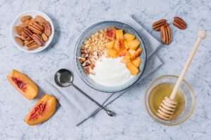 bol de avena y yogur con fruta y frutos secos