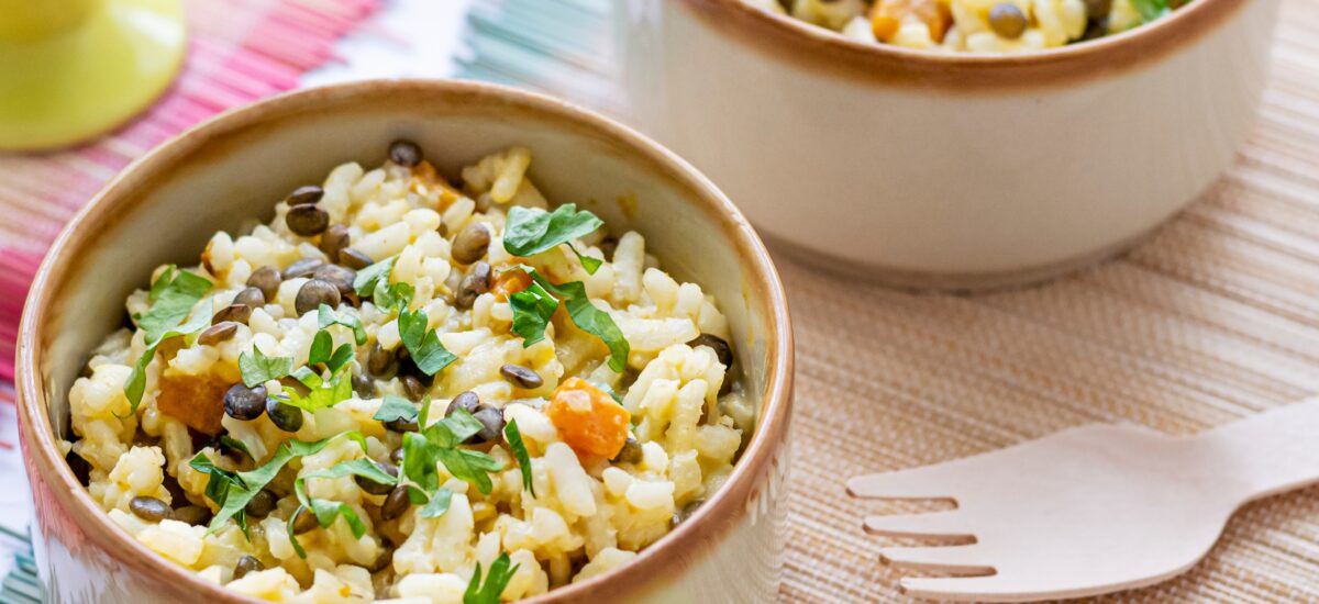 Arroz de coliflor saludable con huevo y verduras (cena ligera)