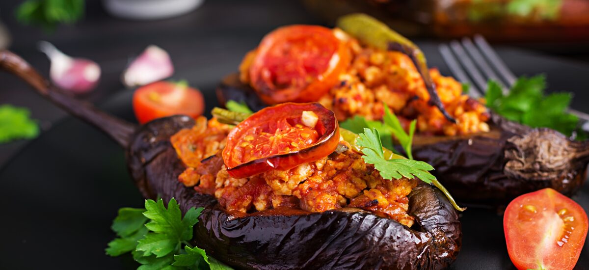 Berenjenas rellenas saludables de pollo y verduras al horno
