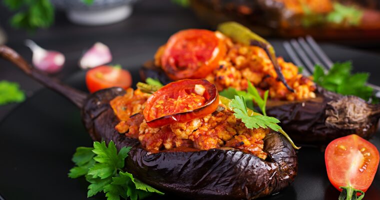 Berenjenas rellenas saludables de pollo y verduras al horno