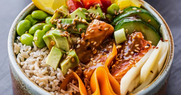 Bowl de arroz integral con verduras y huevo (receta saludable fácil)