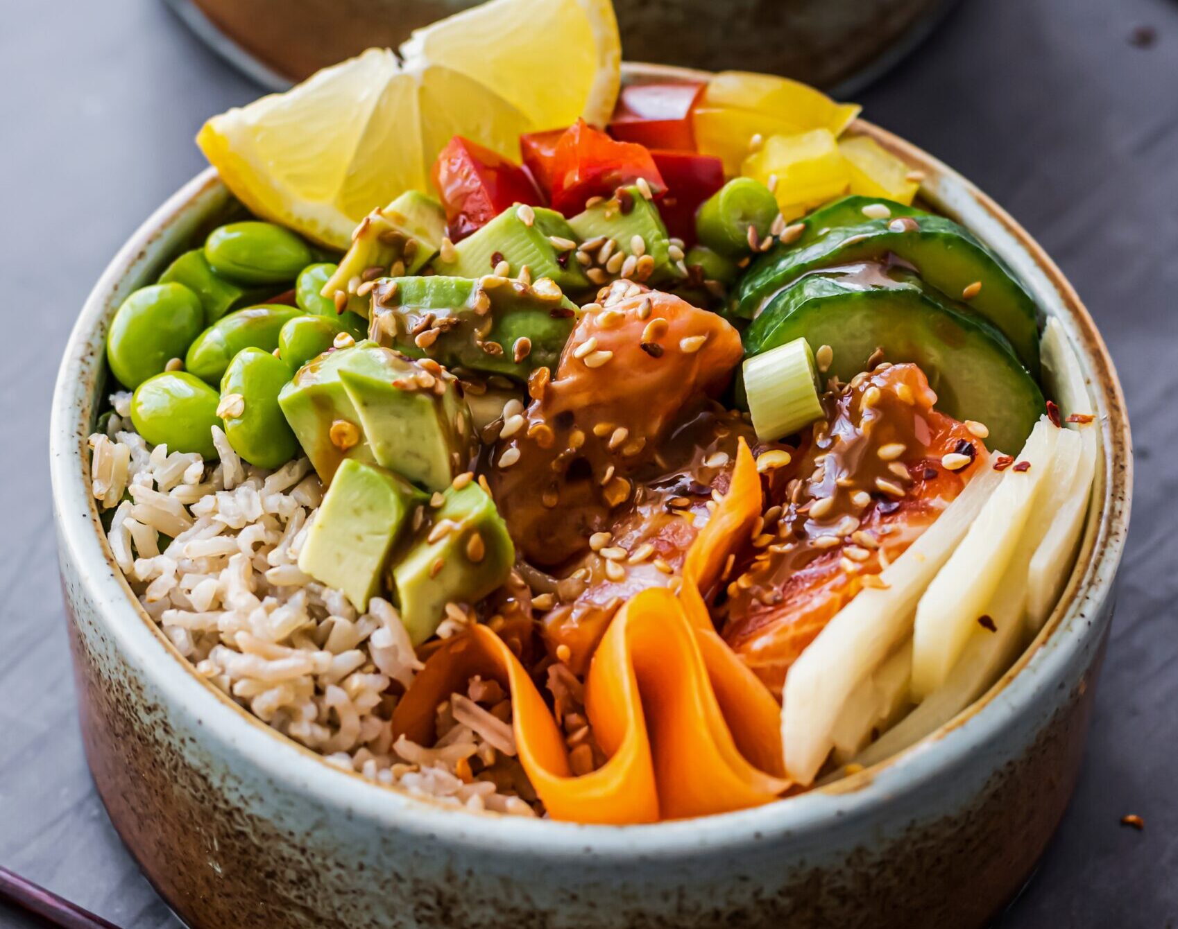 Bowl de arroz integral con verduras y huevo (receta saludable fácil)