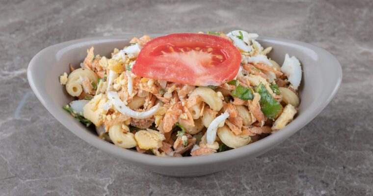 Ensalada de pasta integral con atún y verduras (receta saludable)