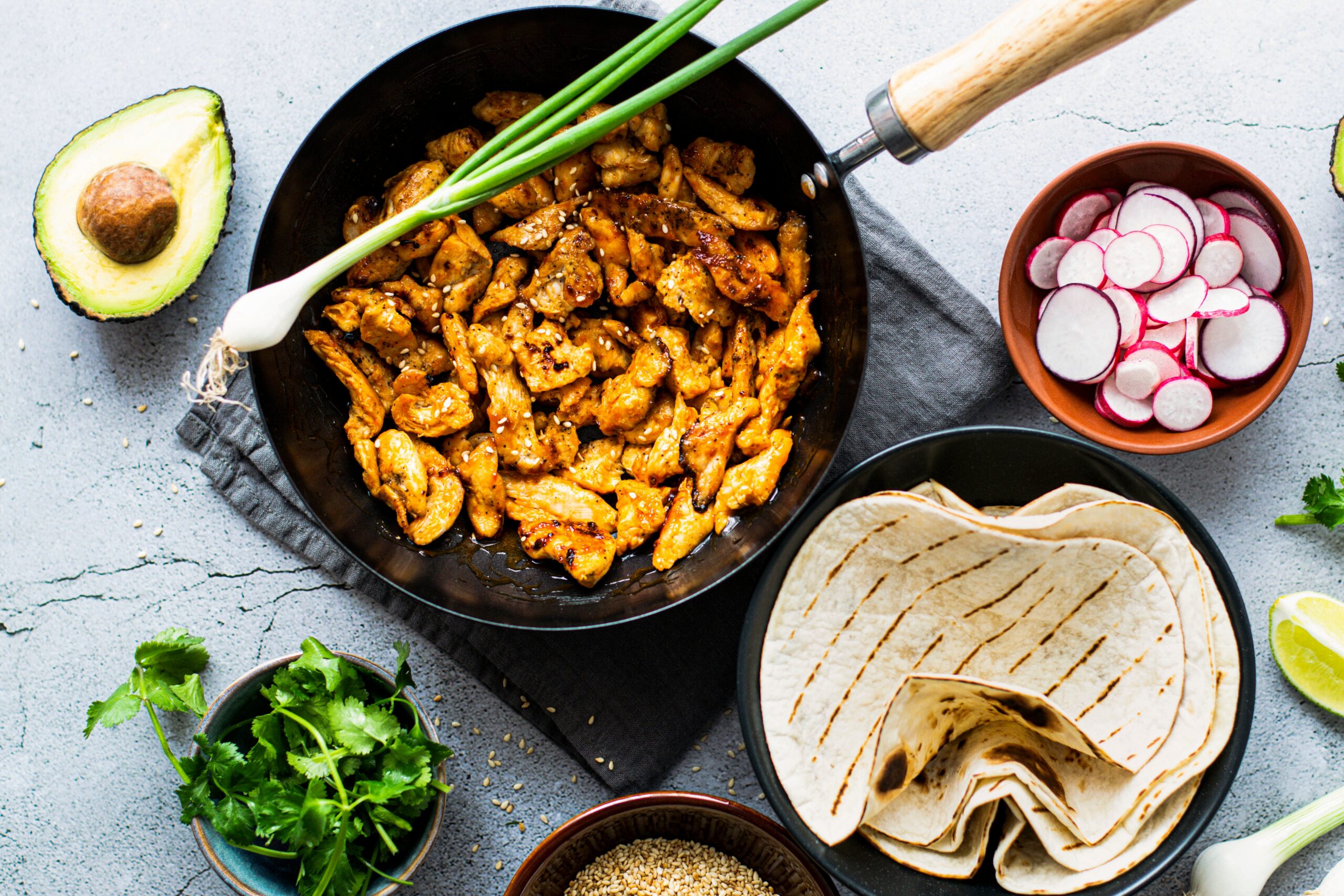 Fajitas de pollo con verduras en sartén (receta saludable fácil)