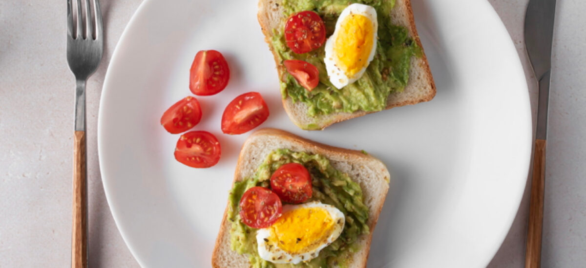 Tostada de aguacate saludable con huevo y tomate (cena fácil)