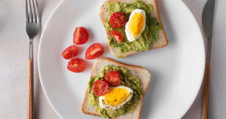 Tostada de aguacate saludable con huevo y tomate (cena fácil)