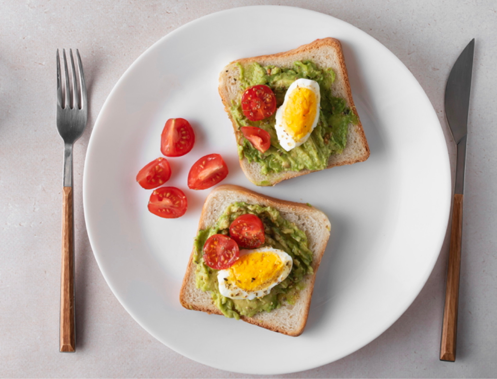 Tostada de aguacate saludable con huevo y tomate (cena fácil)