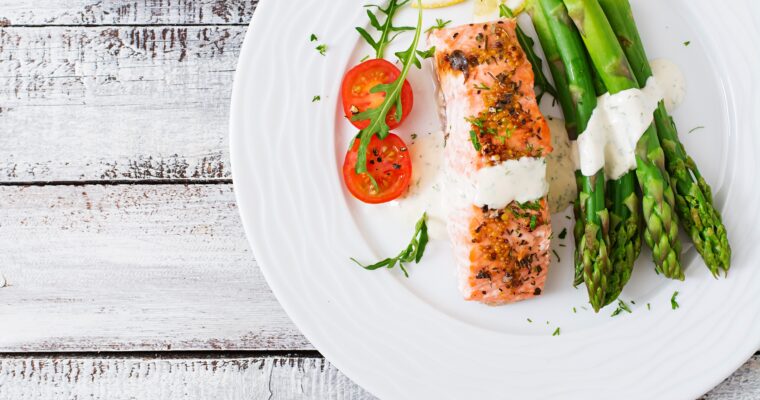 Salmón al horno saludable con verduras y yogur (cena ligera)