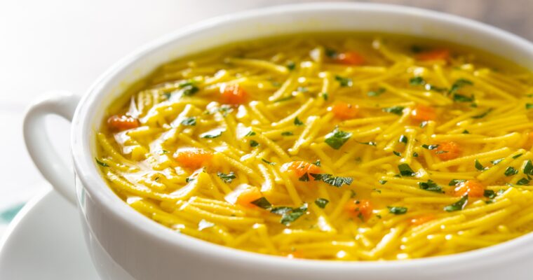 Sopa ligera de verduras con fideos integrales: receta saludable