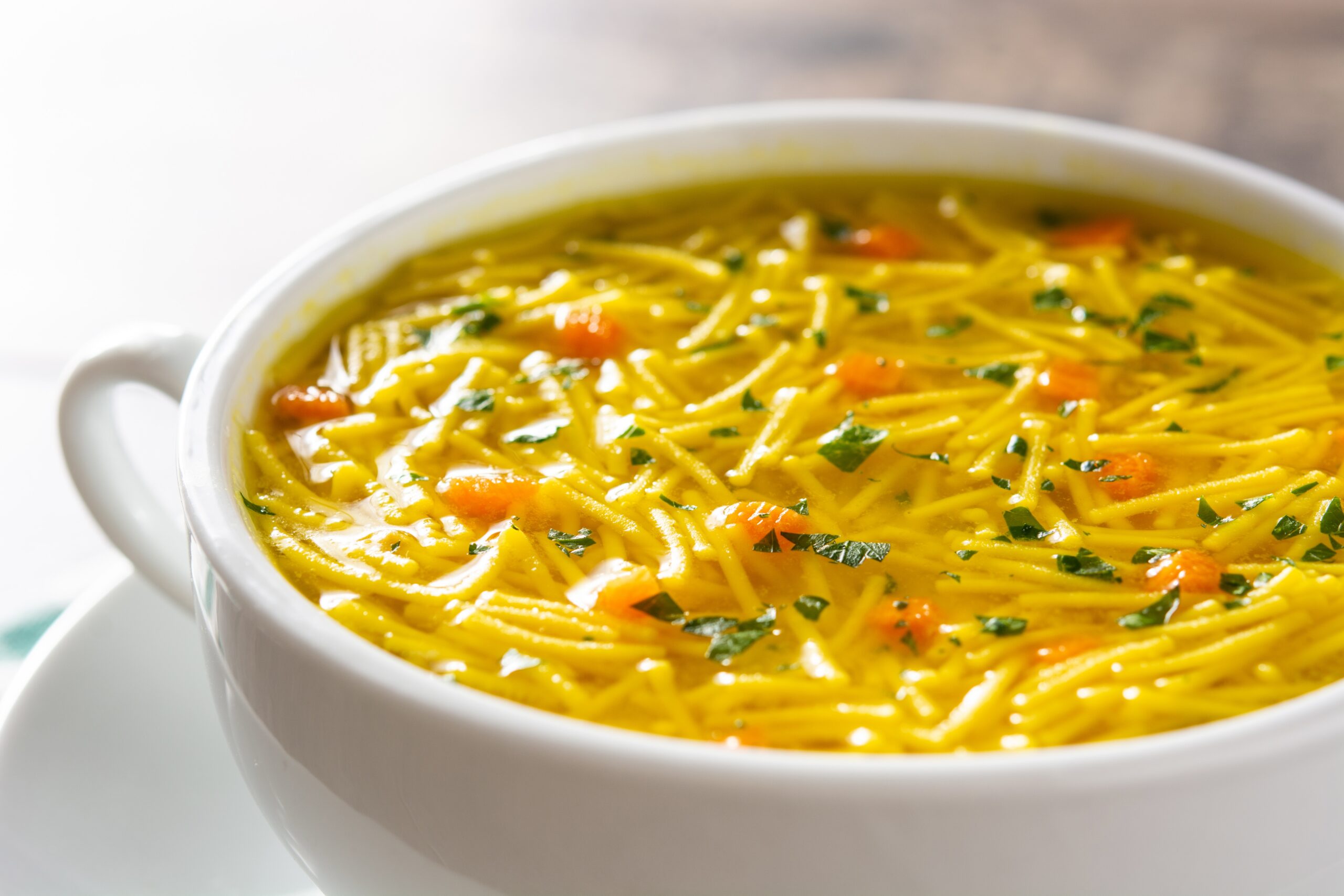 Sopa ligera de verduras con fideos integrales: receta saludable