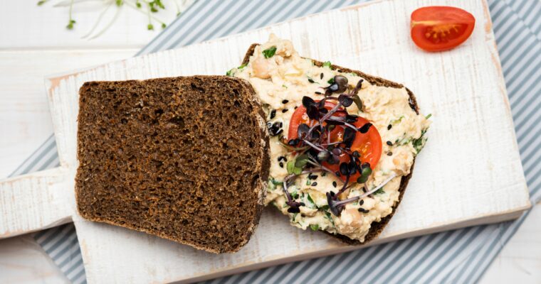 Tostada integral con hummus, tomate y espinacas (receta rápida)