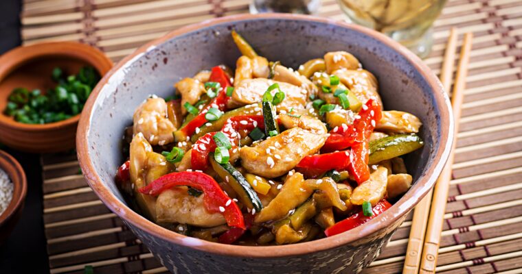 Wok de verduras con fideos integrales y salsa de soja (receta fácil)