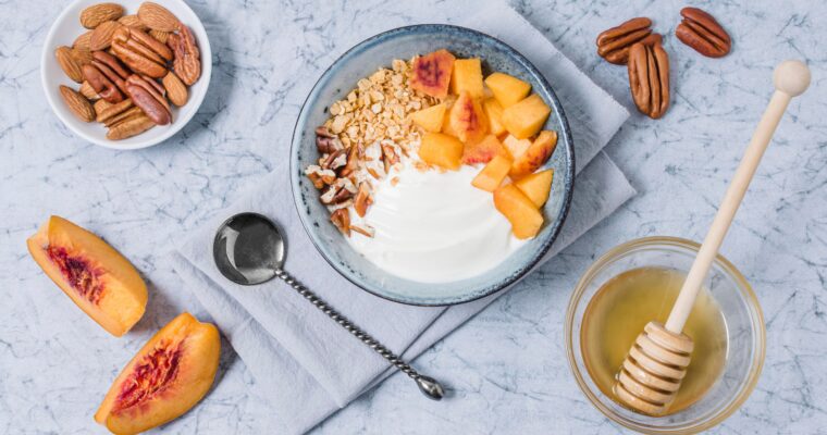 Yogur con fruta, avena y frutos secos (desayuno saludable fácil)
