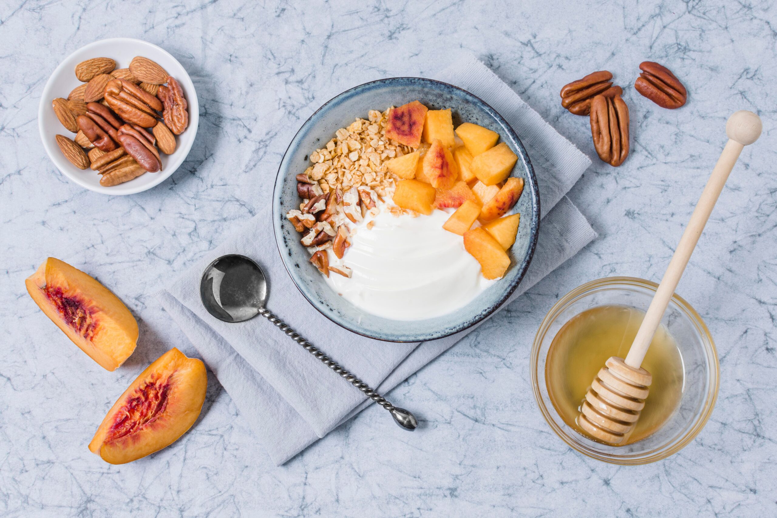 Yogur con fruta, avena y frutos secos